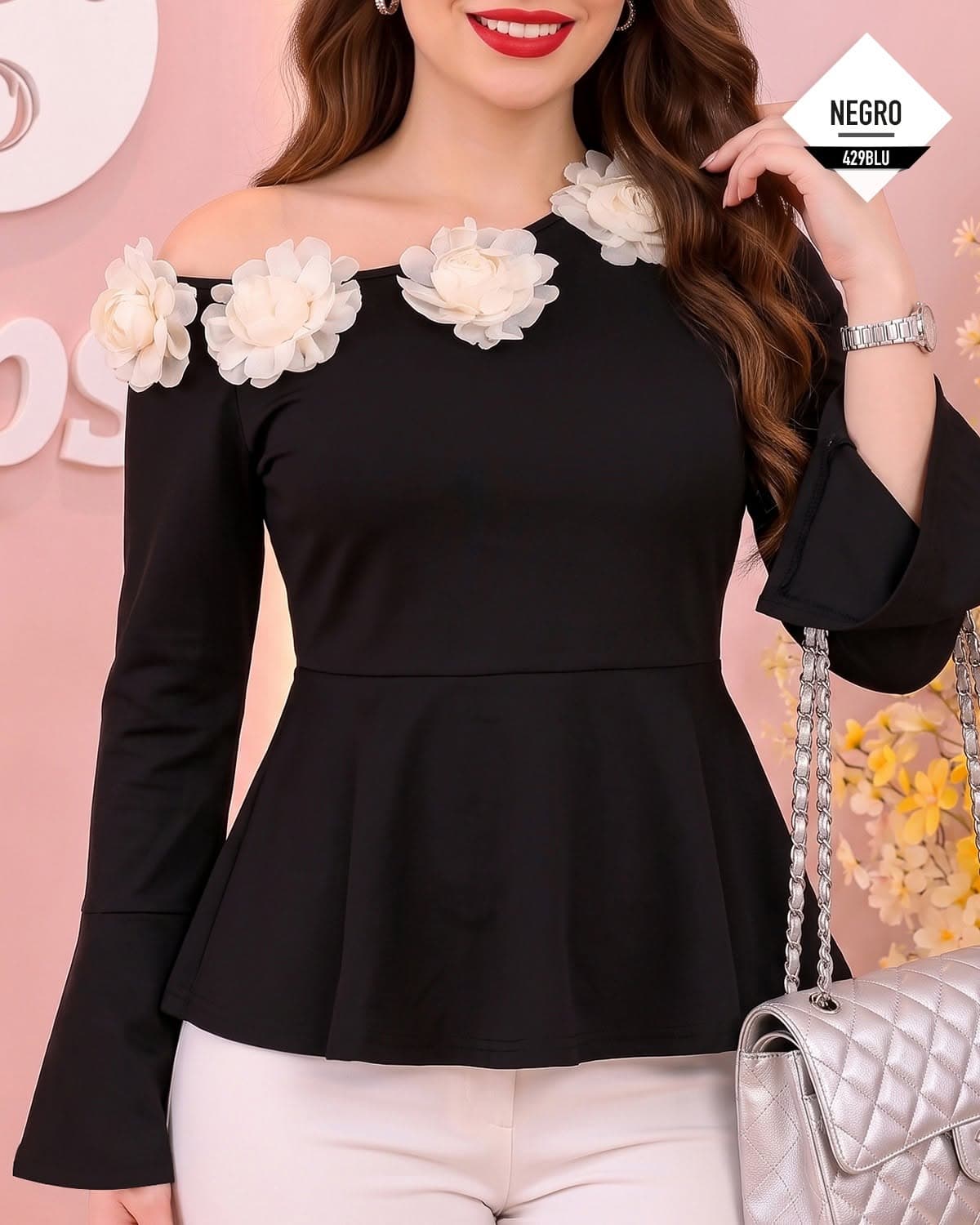 Blusa negra de hombros descubiertos con flores 3D